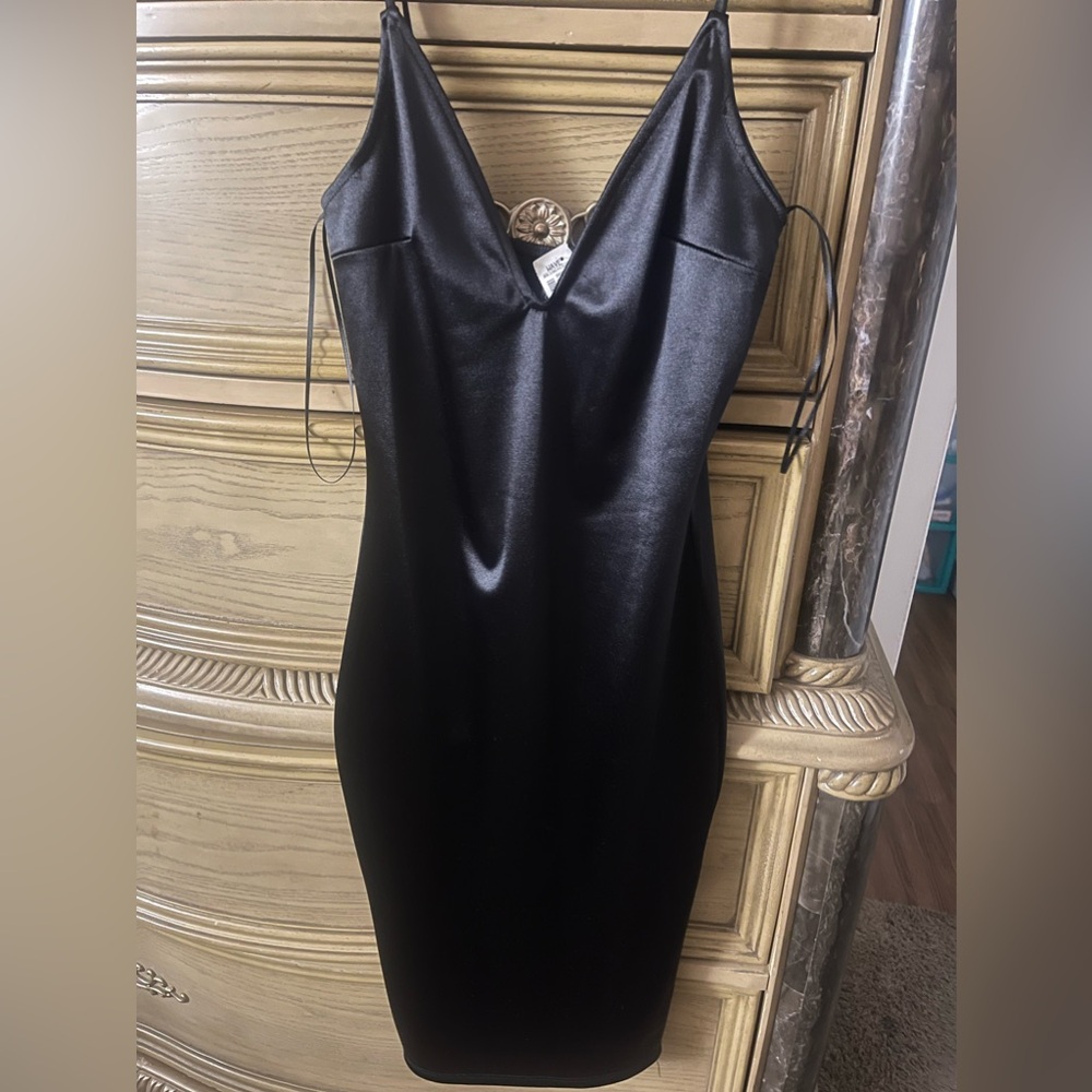 Brand new pretty black dress .